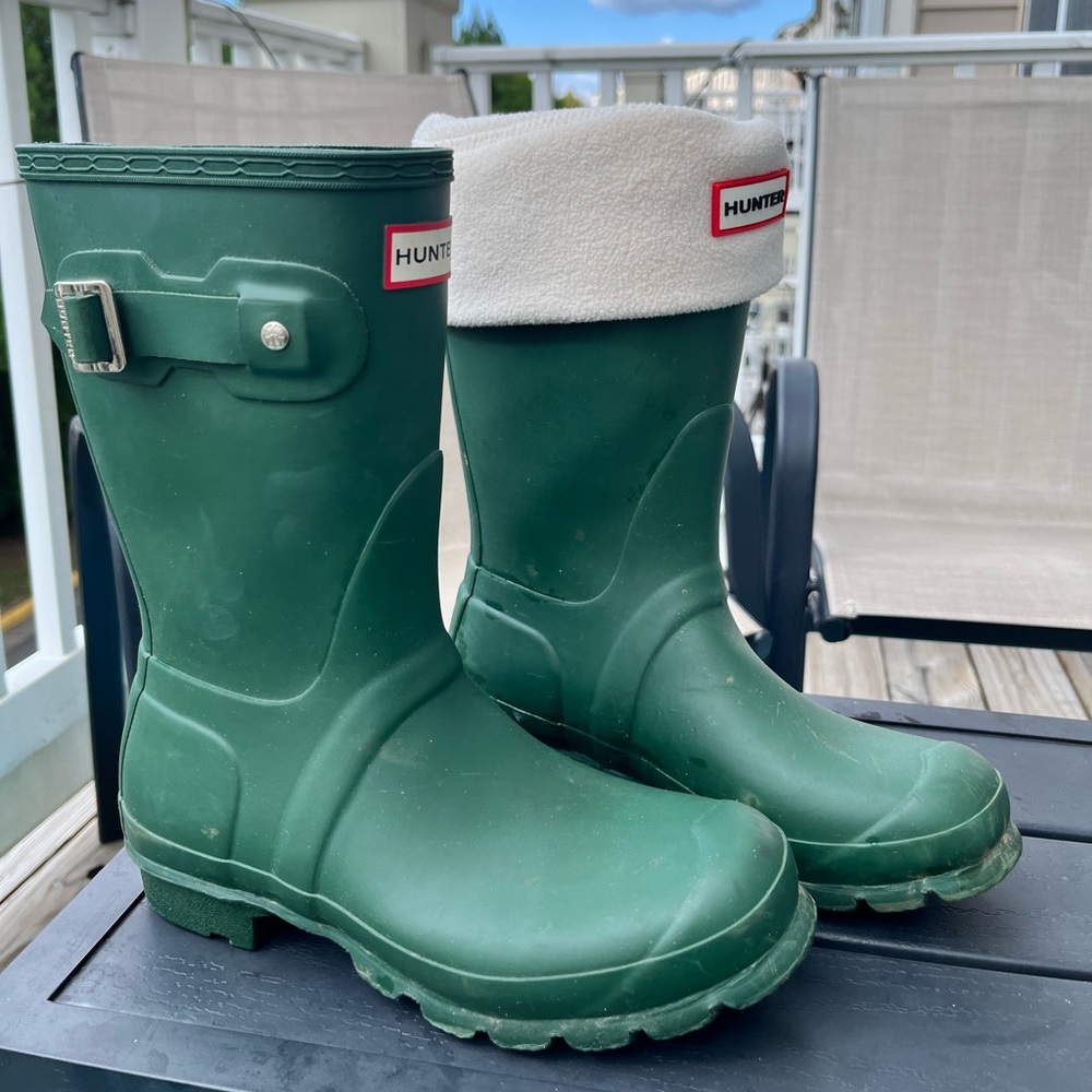 HUNTER original rain boots in hunter green, comes with boot socks!! Size W6 💚